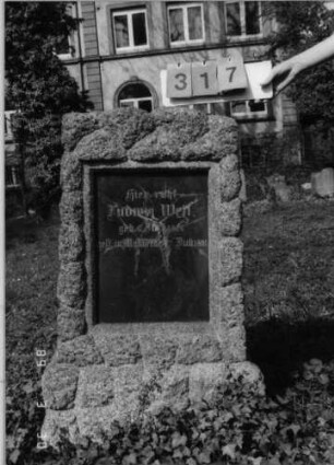Grabstein 317 (Index: 99791706) Material: Granit Zustand: Platte zerschlagen mit geringem Textverlust Maße HxBxT: 111x56x40 cm Beschreibung: Stele, rustica, Sockel, rustica, gerader Abschluß, Schriftplatte: Grabstein 317