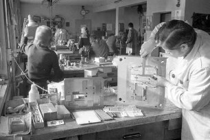 Produktion von Spielwaren bei der Firma Simm & Söhne in der Gablonzer Straße 2 unter dem Warenzeichen "Simex"