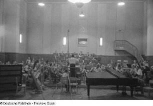 Orchesterprobe mit dem kubanischen Dirigenten Enrique González Mántici