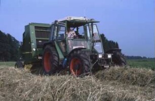 Fotografie: Erntetechnik, Ballenpresse, Rundballenpresse, Heuernte, Geräteträger