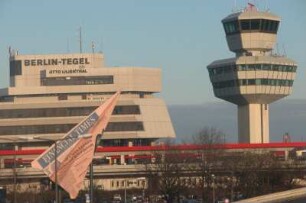 Berlin - Tower des Flughafens Tegel : Tower des Flughafens "Otto Lilienthal" in Berlin-Tegel, aufgenommen 2004