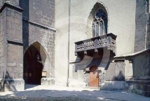 Portal, Balkon und gotisches Fenster der katholischen Pfarrkirche Hirschberg