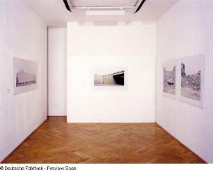Raumaufnahme : Raumaufnahme mit Arbeiten von Oliver Boberg in der Ausstellung: True Fictions - Inszenierte Fotokunst der 1990er Jahre. Kunst Haus Dresden, Galerie für Gegenwartskunst, 16.08.2002-27.10.2002