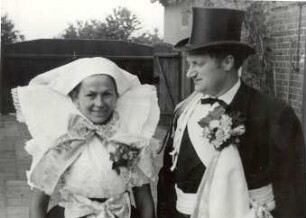 Hochzeitsbitter mit seiner Frau aus Kunersdorf : Kleidung - niedersorbische Tracht. Ort: Kósobuz / Kunersdorf. Hochzeitsbitter mit seiner Frau.