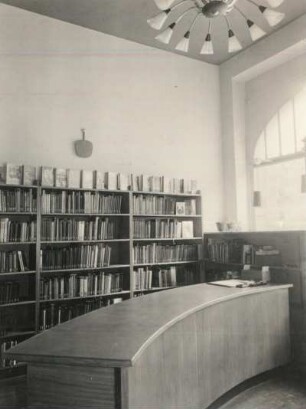 Leipzig, Kinderbücherei Leutzsch, Inneres, Theke