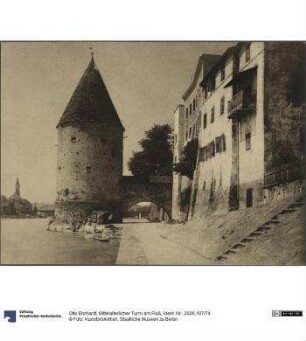 Mittelalterlicher Turm am Fluß