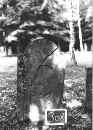 Grabstein 368 (Index: 99895782) Material: Sandstein Zustand: größtenteils abgeblättert Maße HxBxT: 106x55x8 cm Beschreibung: Stele mit eingezogenem Rundbogenabschluss: Grabstein 368