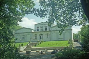 Am Bürgerpark 5: Logenhaus: Straßenfront: davor Freitreppe