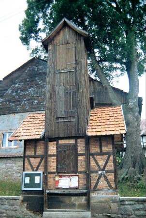 Schlauchturm, daneben große Esche