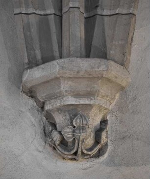 Konsole mit Laubwerk
