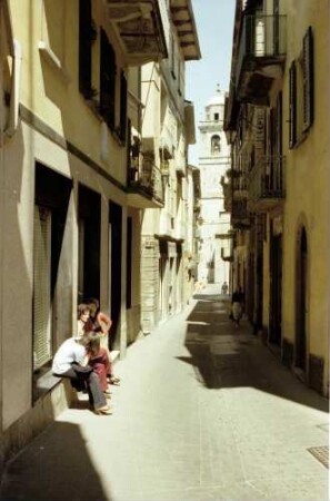 Bellagio: obere Gasse mit Kirchturm