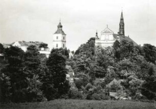 Sandomierz. Kathedrale (1360-1382) mit Barockfassade und Dominikanerkloster (links)