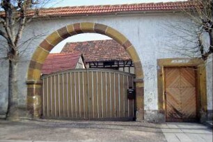 Eingangsbereich des Fröbelgutes; Mauer mit runbogigem Tor und rechteckiger Pforte; Jahreszahl 1710