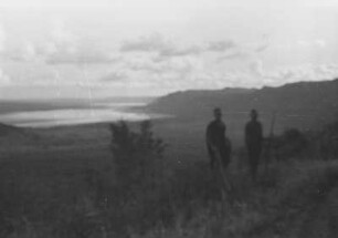 Mount Hanang mit dem Balangdasee : Panorama mit dem Mount Hanang, dem Balangdasee und zwei Männer
