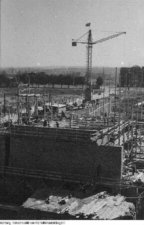 Dresden, Altmarkt. Neubebauung, Walter Weidauer auf der Baustelle - Blick zur Ruine der Sophienkirche, September 1953