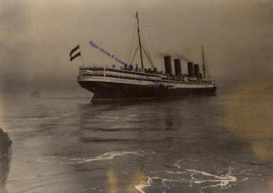 Passagierdampfer Victoria Luise backbords auf Fahrt in nordischer Landschaft