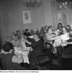 Ein Veteranenklub der Volkssolidarität hilft im Klub beim Verpacken