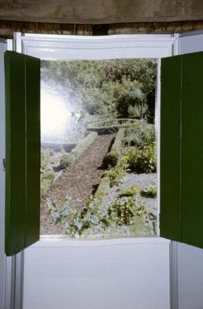 Ausstellungstafel mit Fensterladen