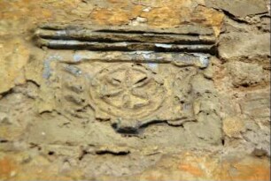 Detail voriges Bild: verwitterter Reliefstein über Hoftor mit Erfurter Rad