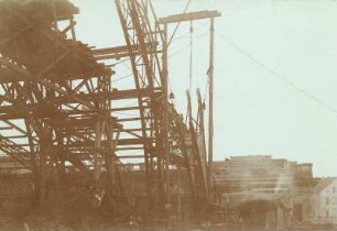 Baustelle Bahnhof Dresden-Neustadt. Stahlhochbauarbeiten durch die Maschinenfabrik Augsburg-Nürnberg - Brückenbau-Anstalt Gustavsburg. Südliche Stirnseite der Bahnsteighalle während Montage mit einfachen Seilzügen : Dresden-Neustadt, Schlesischer Platz. Baustelle Bahnhof Dresden-Neustadt. Stahlhochbauarbeiten durch die Maschinenfabrik Augsburg-Nürnberg - Brückenbau-Anstalt Gustavsburg. Südliche Stirnseite der Bahnsteighalle während Montage mit einfachen Seilzügen