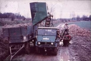 Fotografie: Erntetechnik, Zuckerrübenvollernter, Be- und Entladen, Zweiachsanhänger
