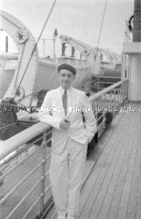 Passagiere an Deck des Hochseepassagierdampfers "Bremen", an der Rehling lehnend