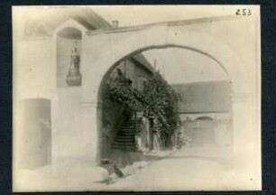 Bei Deidesheim. Tor, links Nische mit Heiligenstandbild