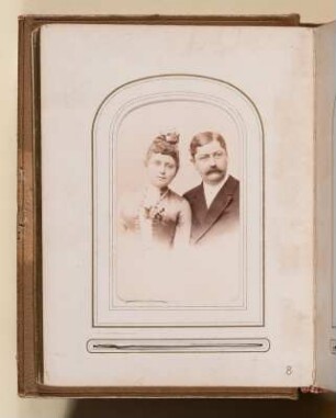 Album der Familie Roscher : Albumseite 8 mit Visitfoto