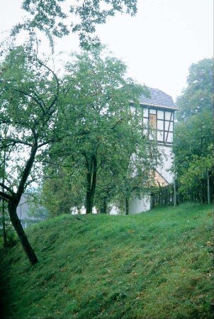 Wiesenhang und Blick zum Kirchturm