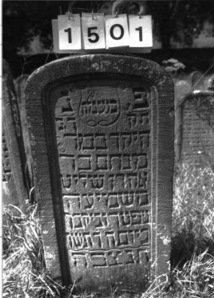 Grabstein 1501 (Index: 100095565) Maße HxBxT: 107x54x14 cm Symbolik: Schild: Grabstein 1501