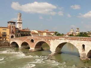 Ponte Pietra über die Etsch, mit Wachturm und dahinter Glockentrum des Domes