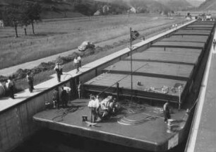 Die Schubeinheit "Sûre" in der Schleuse Lehmen/Mosel