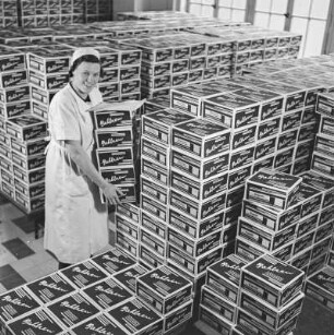 Arbeiterin von Bahlsen im Lager