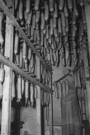 Gera. Wurstfabrik. Dauerwurst in der Räucherkammer