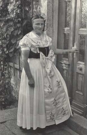 Hochzeitstracht aus Nebelschütz : Kleidung - katholische Tracht. Ort: Njebjelčicy / Nebelschütz. Katholische Frau in Hochzeitstracht.