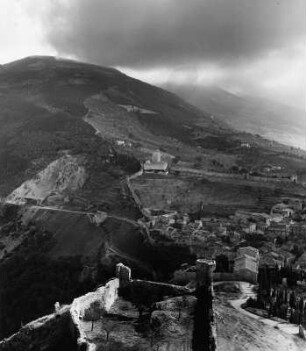 Assisi. Stadtmauer (1101/1200). Östlicher Teil des nördlichen Mauerzugs zwischen Rocca Maggiore und Rocca Minore