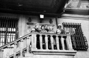 Colmar: Gruppe auf der Treppe des Kaufhauses, Irmgard, Spitzli