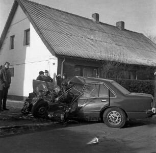Verkehrsunfall: Lohe: Zusammenstoß Pkw, Kleinbus, Sattelschlepper: vor Haus Nr. 22: Opel-Rekord-Personenwagen mit zerfetztem Vorderteil: Zuschauer bei Gespräch