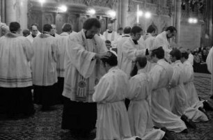Freiburg: Priesterweihe im Münster, Priester segnen Diakone reihum