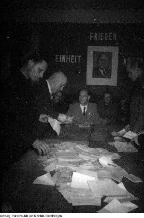 Wahl zur Volkskammer und zum sächsischen Landtag, Wähler bei der Stimmabgabe, Stimmenauszählung, u.a., 15. Oktober 1950