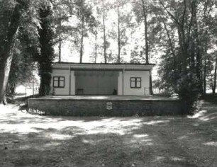 Uhyst. Volkspark, Schloßstraße (um 1955 Neugestaltung). Freilichtbühne mit Musikpavillon
