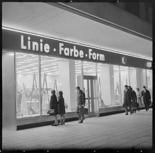 Passanten am Schaufenster des Kunstgewerbegeschäft 'Linie Farbe Form', Dezember 1967. SW-Foto © Kurt Schwarz.