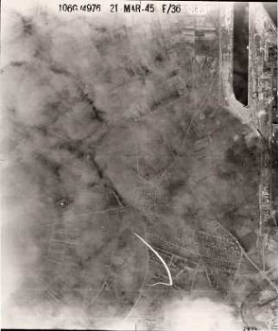 Amerikanische Luftbildaufnahmen von Kriegszerstörungen. Ausrichtung nach Westen (starke Bewölkung). Daxlanden / Rheinhafen (Randgebiet)