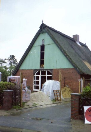 Bauernhaus mit Reetdach: bei Umbau: Giebelseite ehemaliger Wirtschaftstrakt: Scheunentor bei Verglasung, Giebel mit Verbretterung