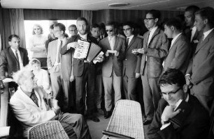 15. Tagung 1965 Physiker; Maikäferrede: Paul Dirac bekommt ein Ständchen