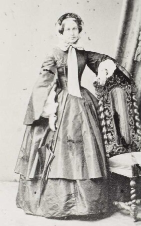 Porträt Johanna Wagner (Jachmann-Wagner) (1826-1894; Sängerin). Albuminabzug auf Karton (Carte-de-visite mit Atelieraufdruck und Autograph verso)