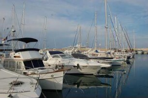 Antibes - Yachthafen : Luxus-Yachten im Seglerhafen von Antibes, aufgenommen im April 2006
