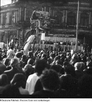 Serie: Chile-Kundgebung mit Krolikowski, Theaterplatz, Kundgebung für Solidarität mit dem chilenischen Volk.
