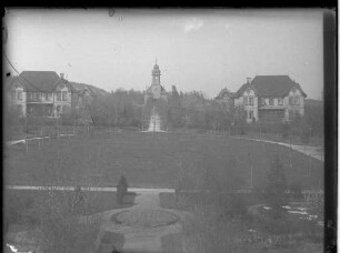 Kirche und Stationsgebäude M6 und F6; dahinter M9 und F9