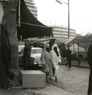 Casablanca, Marokko. Straßenszene mit verschleierten Frauen im modernen Zentrum der Stadt
